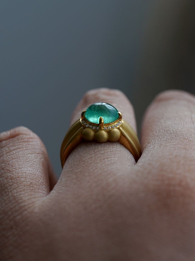 Elegant Antique-Style Green Gemstone Ring