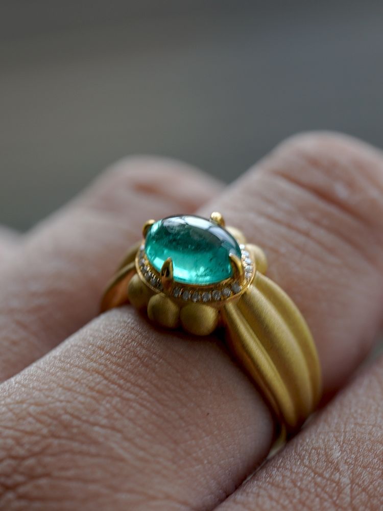 Elegant Antique-Style Green Gemstone Ring