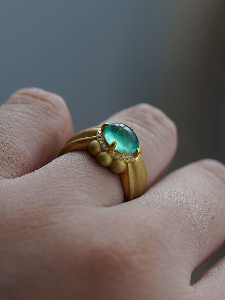 Elegant Antique-Style Green Gemstone Ring