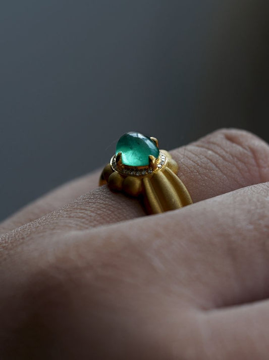 Elegant Antique-Style Green Gemstone Ring