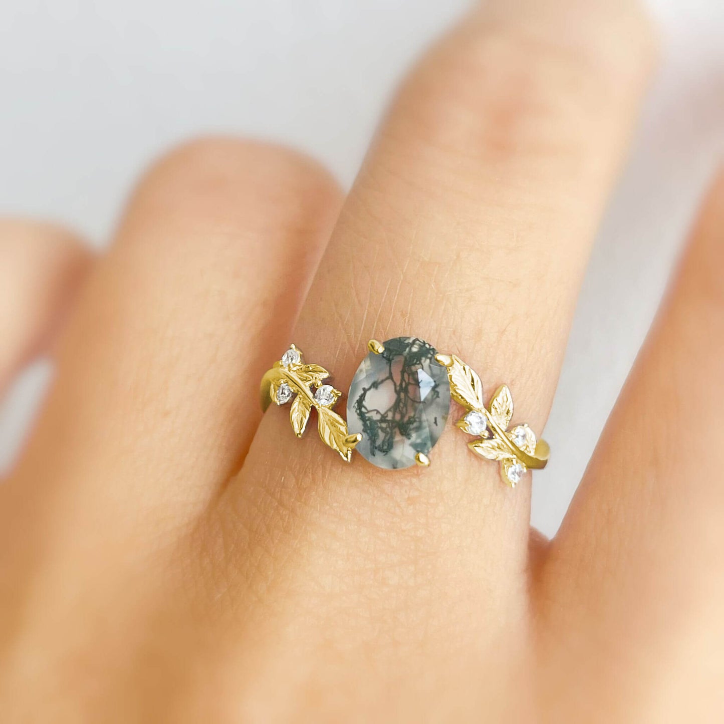 Between the Leaf Oval Moss Agate Ring (Yellow Gold)©