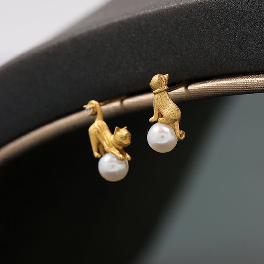 Cute asymmetric cat pearl earrings
