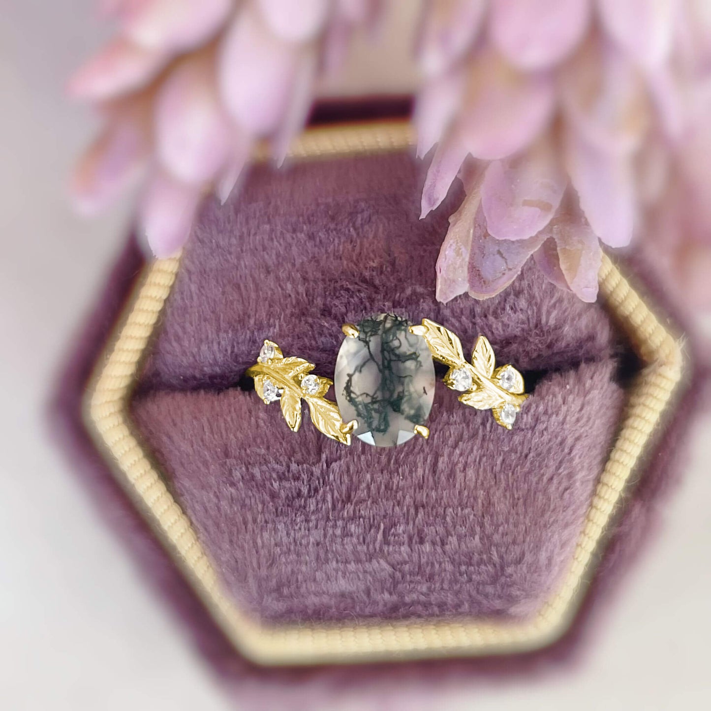 Between the Leaf Oval Moss Agate Ring (Yellow Gold)©