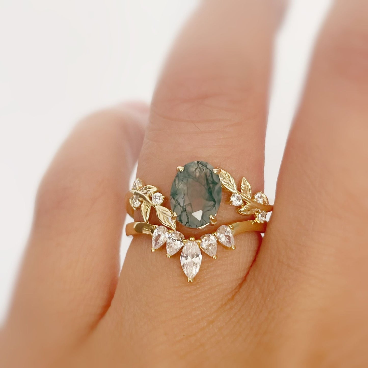 Between the Leaf Oval Moss Agate Ring (Yellow Gold)©